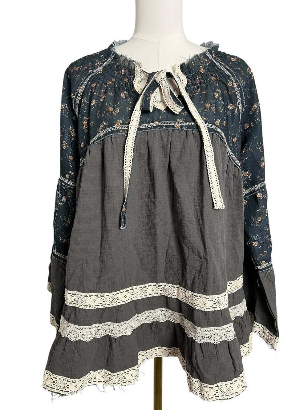 POL Tunic Blouse Womens Small Gray Floral Crochet Lace Bell Sleeve Boho Peasant